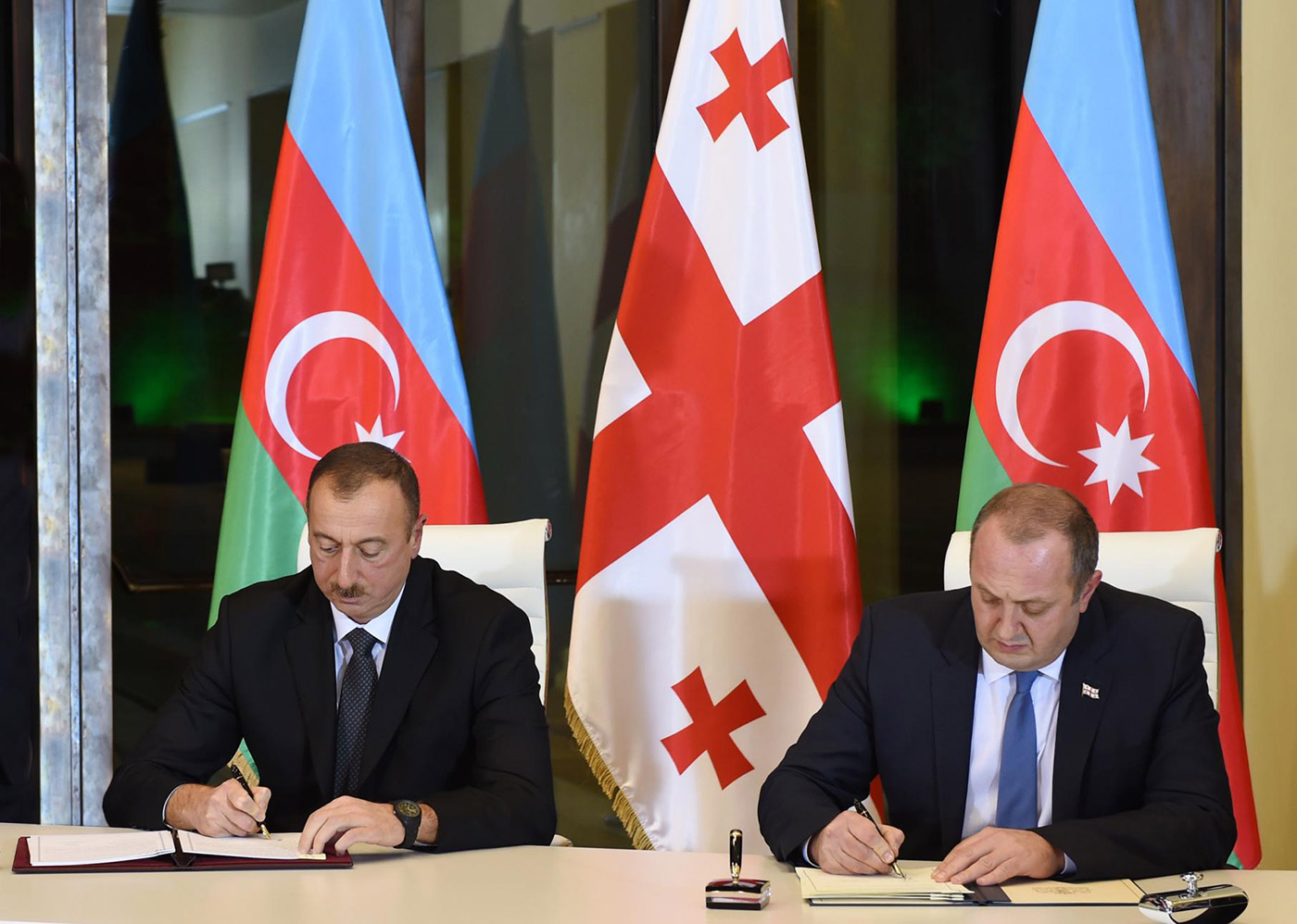 investigations/aliyev-giorgi-signing-declaration.jpg