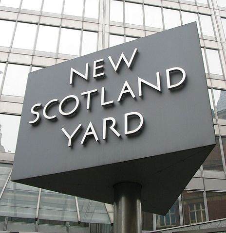 464px-New Scotland Yard sign 3