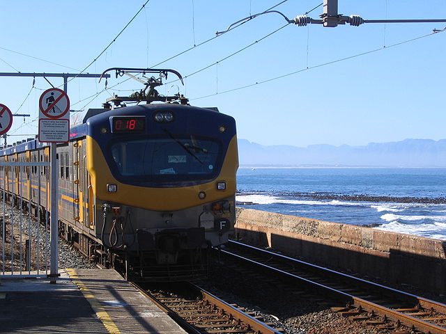 A South African train pulls out of a Cape Town station (CC BY SA 2.5)