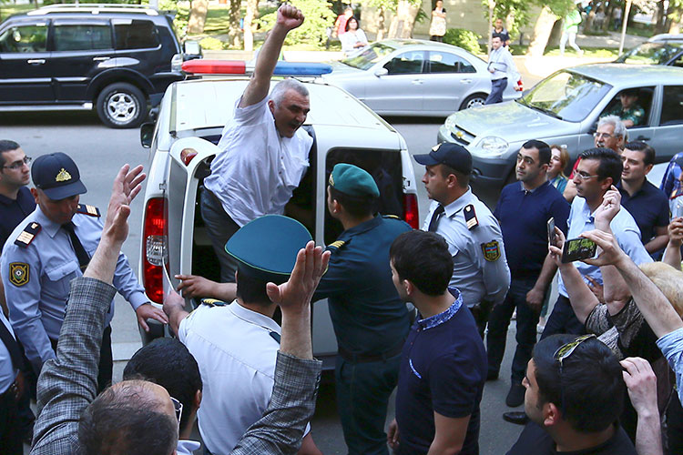 Azerbaijani journalist Afgan Mukhtarli is brought to court in Baku, Azerbaijan on May 31 after disappearing from Tbilisi, Georgia, where he lives. (Photo: Reuters/Aziz Karimov)