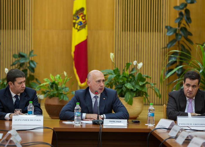 In July 2016, Emmanuil Grinshpun sat next to Pavel Filip, the prime-minister of Moldova, during a government meeting with the American Jewish Committee